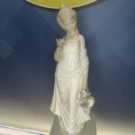 Figura de porcelana mediflor, mujer con Rosa y perrito, 28,5 cm