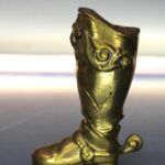 Soporte, porta mechero bota vaquera de bronce. Para Clipper. Vintage.