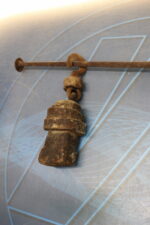 Antigua báscula romana de hierro forjado.