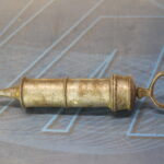 Antiguo engrasador o jeringa de metal. Irrigador.