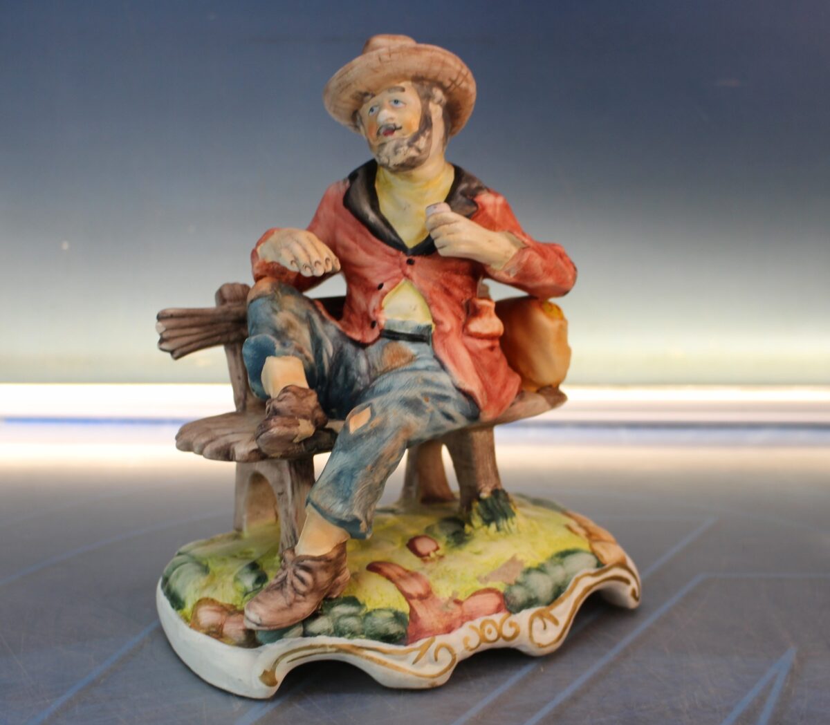 IMG_5309 18. Mendigo comiendo patata. Figura de porcelana biscuit. - Imagen 1