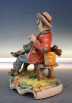 18. Mendigo comiendo patata. Figura de porcelana biscuit. - Imagen 2