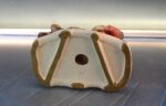 18. Mendigo comiendo patata. Figura de porcelana biscuit. - Imagen 3