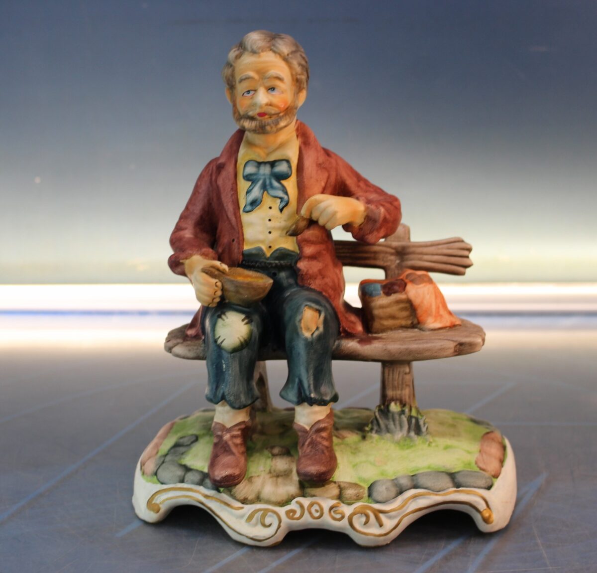 IMG_5317 19. Mendigo comiendo sopa. Figura de porcelana biscuit. - Imagen 1