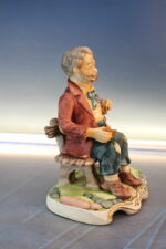 19. Mendigo comiendo sopa. Figura de porcelana biscuit. - Imagen 2