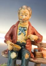 19. Mendigo comiendo sopa. Figura de porcelana biscuit. - Imagen 3