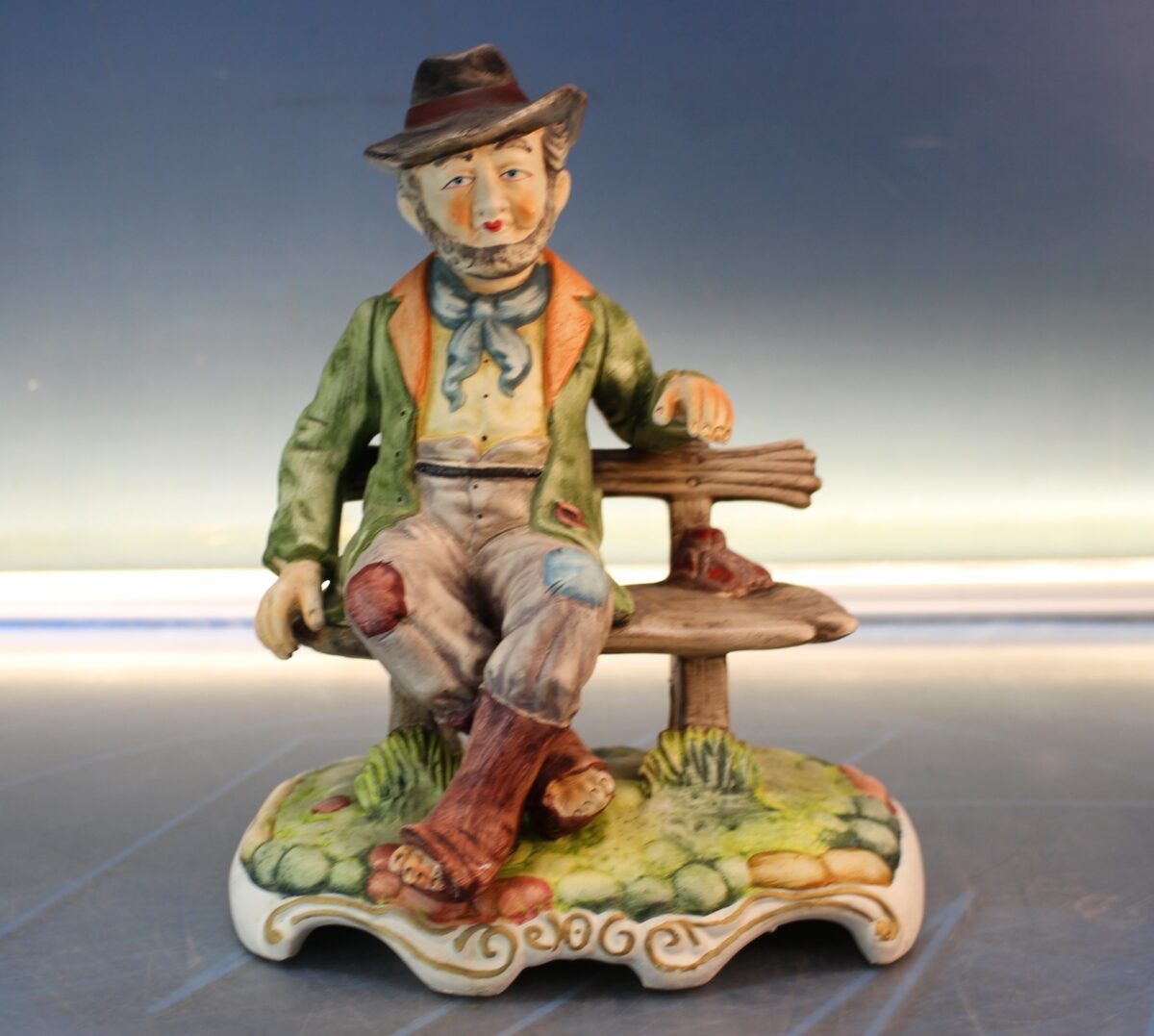 IMG_5324 20. Mendigo sentado. Figura de porcelana biscuit. - Imagen 1