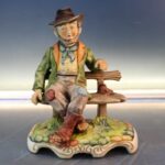 20. Mendigo sentado. Figura de porcelana biscuit.