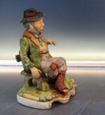 20. Mendigo sentado. Figura de porcelana biscuit. - Imagen 2