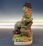 20. Mendigo sentado. Figura de porcelana biscuit. - Imagen 5