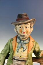 20. Mendigo sentado. Figura de porcelana biscuit. - Imagen 4