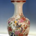 21. Jarrón de porcelana con esmalte craquelado de Japón. Pintado a mano.