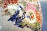 21. Jarrón de porcelana con esmalte craquelado de Japón. Pintado a mano. - Imagen 3