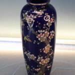 22. Jarrón de porcelana azul cobalto de Japón. Pintado a mano.