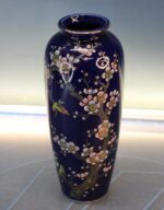 22. Jarrón de porcelana azul cobalto de Japón. Pintado a mano.