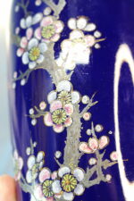 22. Jarrón de porcelana azul cobalto de Japón. Pintado a mano. - Imagen 5