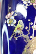 22. Jarrón de porcelana azul cobalto de Japón. Pintado a mano. - Imagen 4
