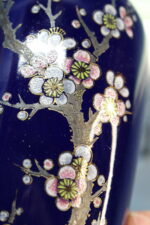 22. Jarrón de porcelana azul cobalto de Japón. Pintado a mano. - Imagen 3