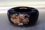 24. Cenicero, cuenco de porcelana azul cobalto de Japón. Pintado a mano.