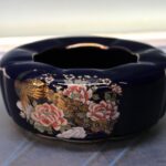 24. Cenicero, cuenco de porcelana azul cobalto de Japón. Pintado a mano.