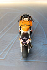 03. Maqueta Moto GP: Honda RC211V. Dani Pedrosa 2006. 1:12. - Imagen 4