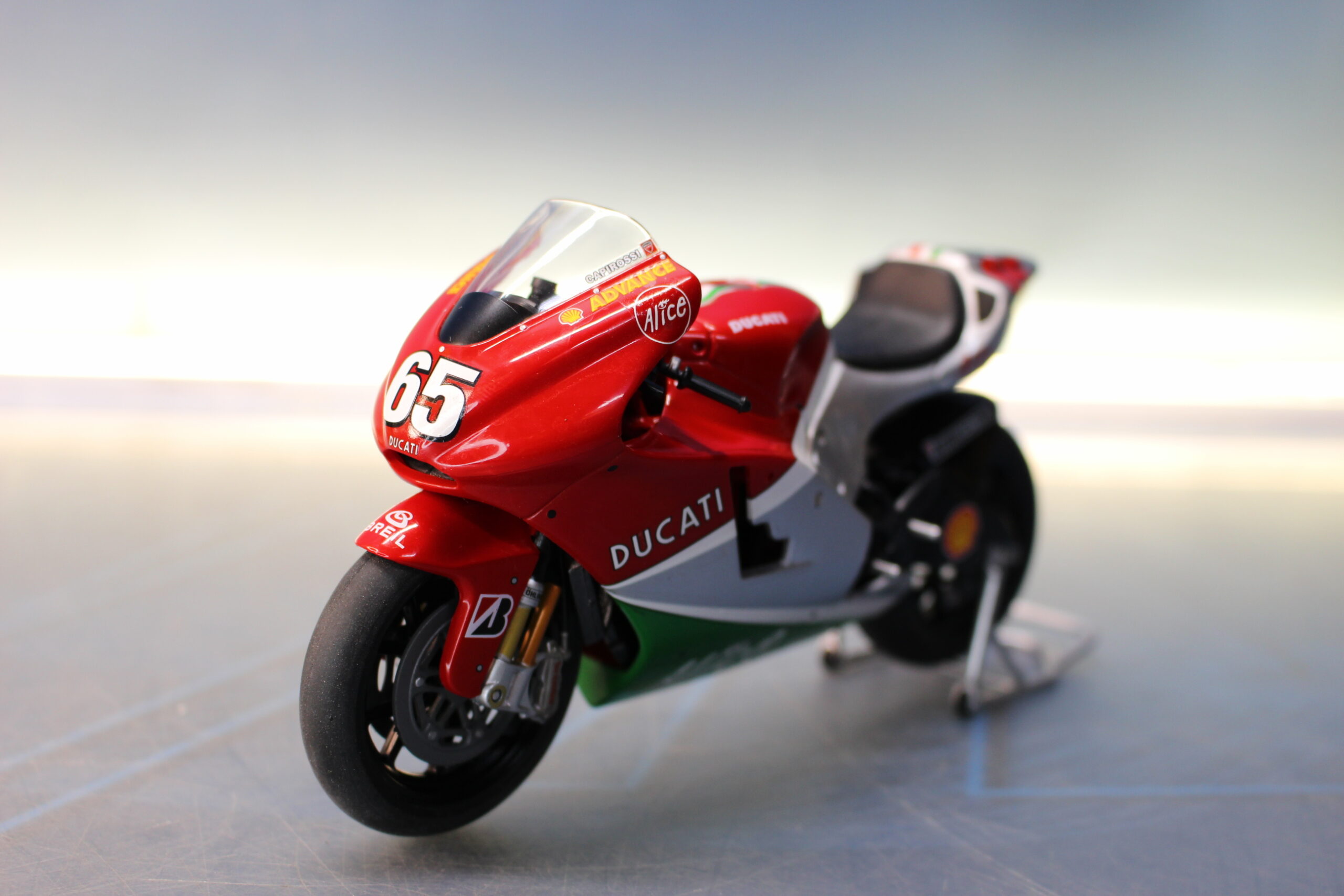 IMG_5405 05. Maqueta Moto GP: Ducati Desmosedici. Loris Capirossi 2006. 1:12. - Imagen 1