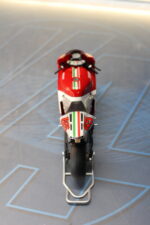 05. Maqueta Moto GP: Ducati Desmosedici. Loris Capirossi 2006. 1:12. - Imagen 5