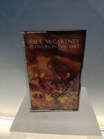 Cinta de casete: Paul McCartney - Flowers in the dirt. Emi. - Imagen 2
