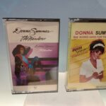 2 cintas de casete de Donna Summer: The Wanderer (1980) y She Works Hard for the Money (1983).