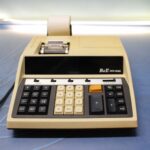 Calculadora de rollo B&E OPD-12MD. Calculadora sobremesa vintage, circa 1990.