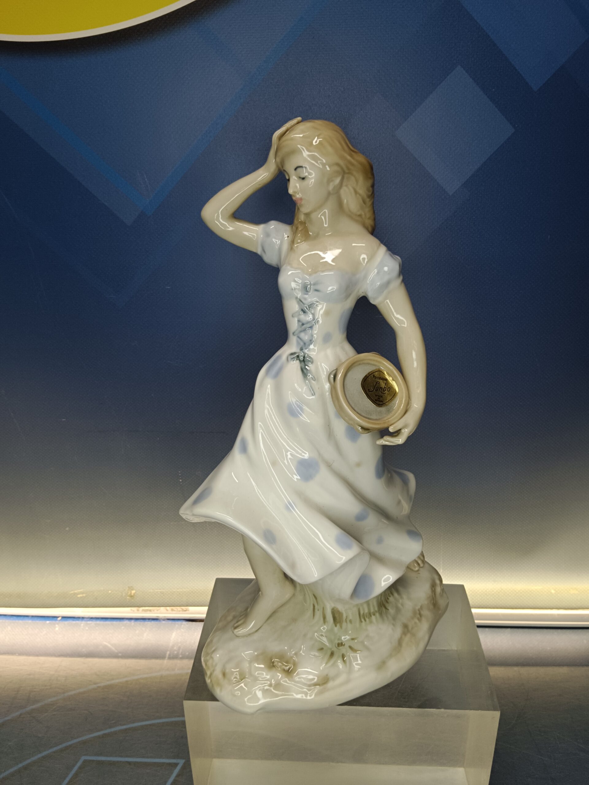 IMG_20260707_134136 Figura de porcelana Sanbo, mujer con pandereta, 30 cm - Imagen 1