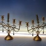 Pareja de pequeños candelabros con cadenas, 4 brazos, latón y alabastro.
