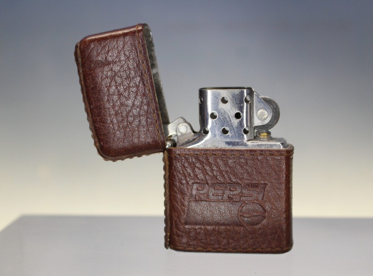 IMG_0424 05. Zippo vintage con funda de cuero Pepsi, F - IX. 1993. - Imagen 1