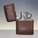 05. Zippo vintage con funda de cuero Pepsi, F - IX. 1993.