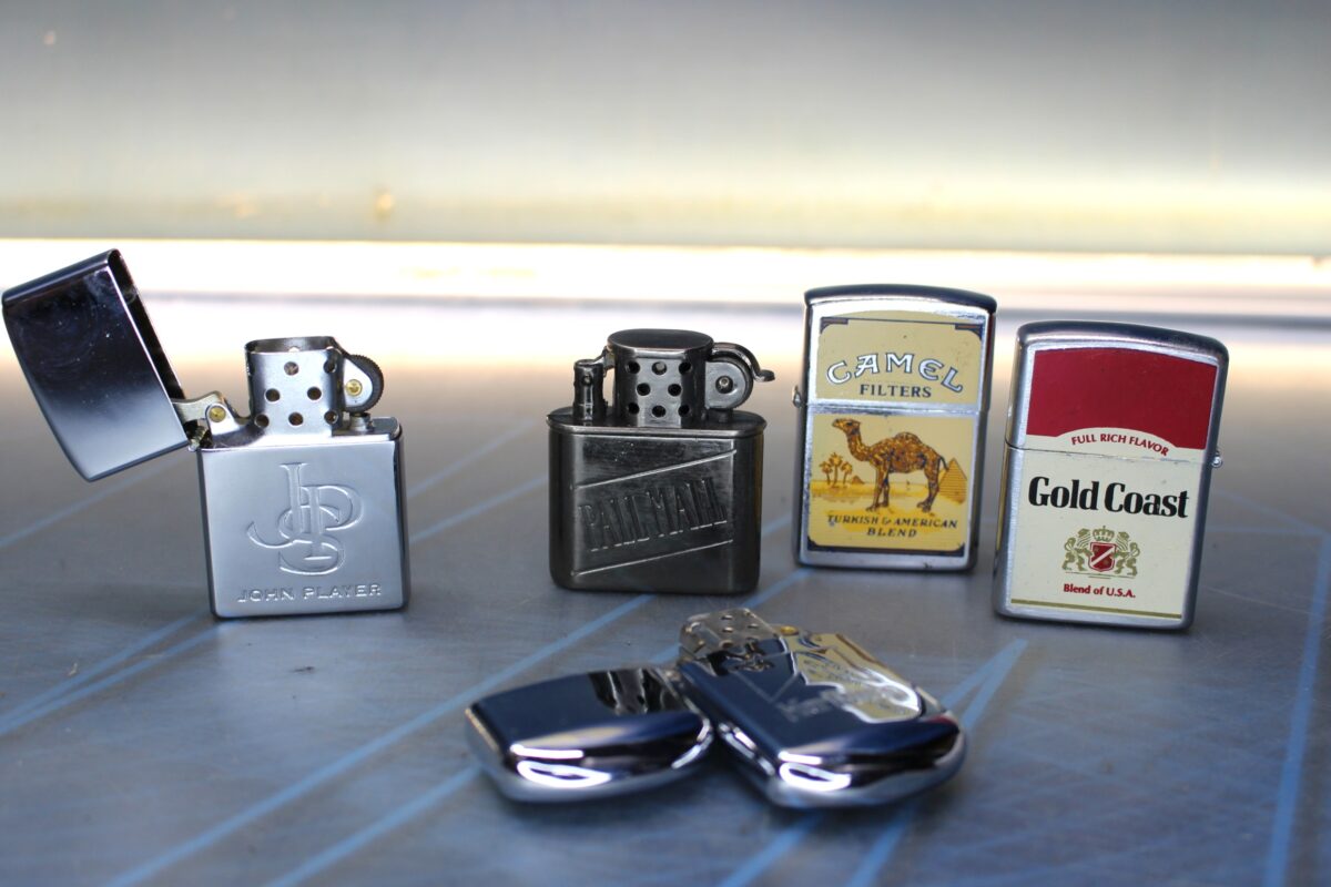 IMG_0485 5 mecheros de gasolina, tipo Zippo, publicidad tabaco. Años 90. - Imagen 1